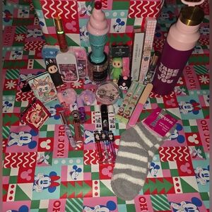 Decorate the tree to win everything in pictures! Great for Christmas gifts!